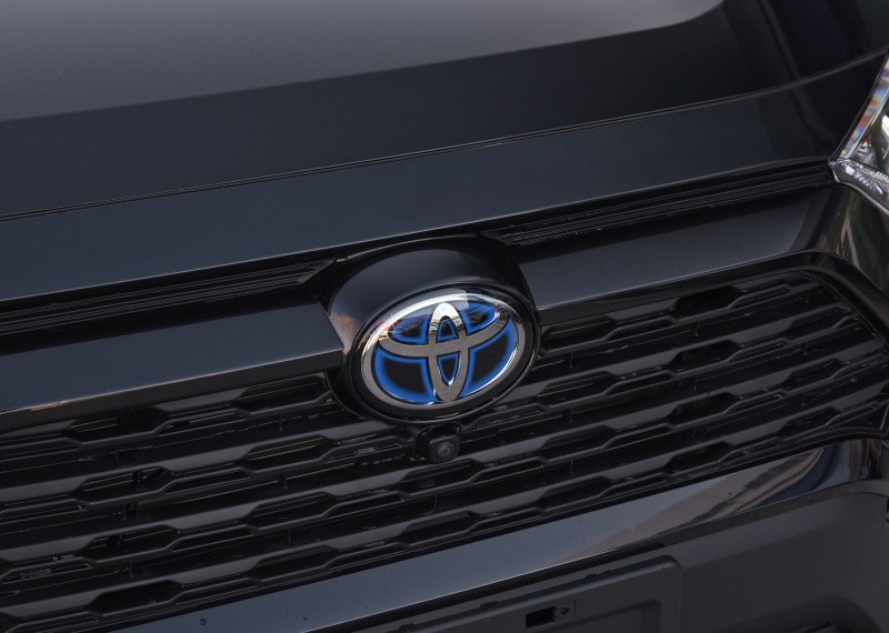 选择丰田荣放，因为它的动力表现强劲有力，驾乘感受舒适安静