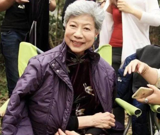 还记得“神婆专业户”罗兰吗？85岁的她如今过得怎么样