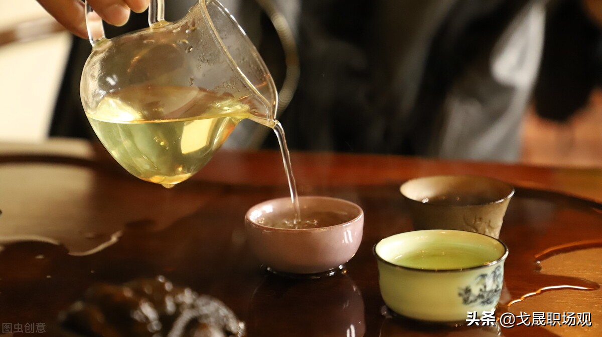 下属怎么对待老领导,老领导变成了自己下属