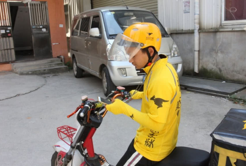 外卖小哥被罚2000后续,外卖小哥被投诉挨扣了500块