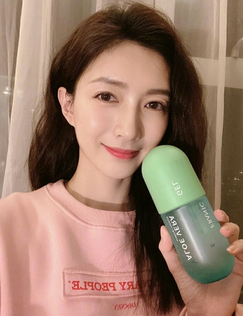 粉色唐老鸭卫衣江疏影,江疏影穿粉色外套和裤子潇洒时尚