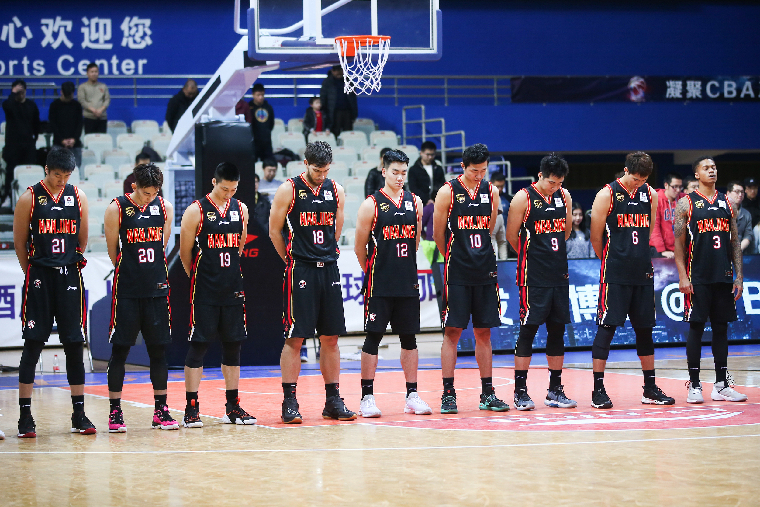 球迷对骂搬出“*京大南***杀屠**”被行拘，球场不是你耍流氓的“骂场”