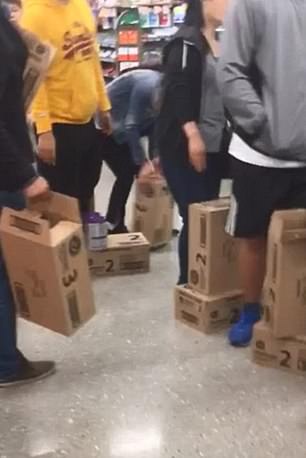 澳洲代购抢奶粉事件,中国大妈在澳洲超市偷奶粉
