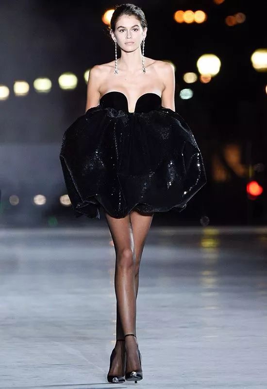 那个卖口红的YSL，教会女孩不色情的穿黑*袜丝**