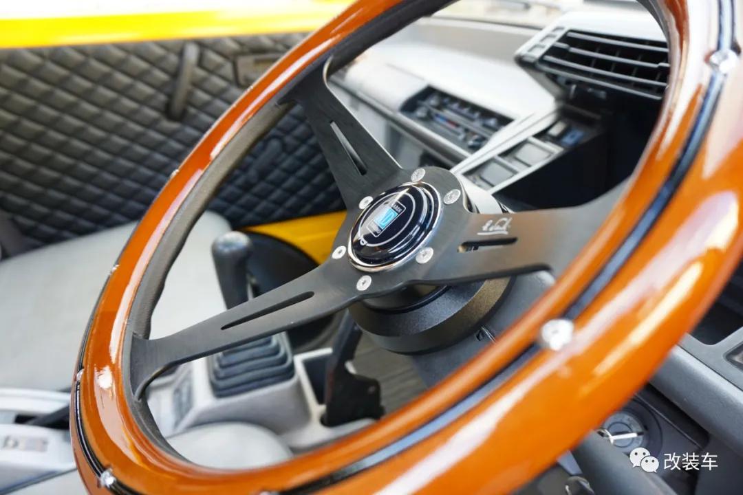 中置四驱五速手动的双门超跑,今晚我在秋名山等你