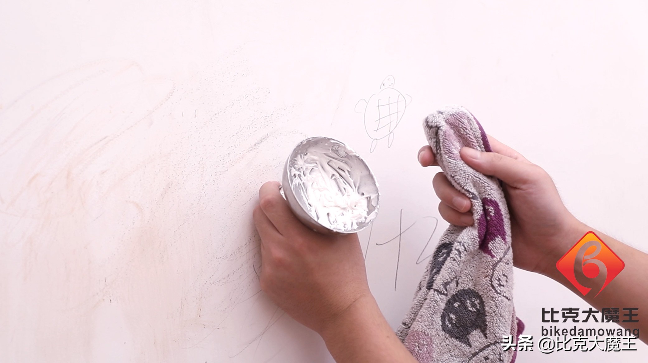 白墙脏了不用重新刷，墙壁上抹一点，简单擦一擦就干净，省力省事