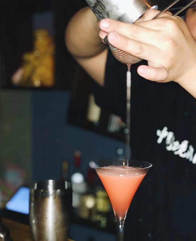 炎热的夏天，社畜需要一个安静的小酒馆