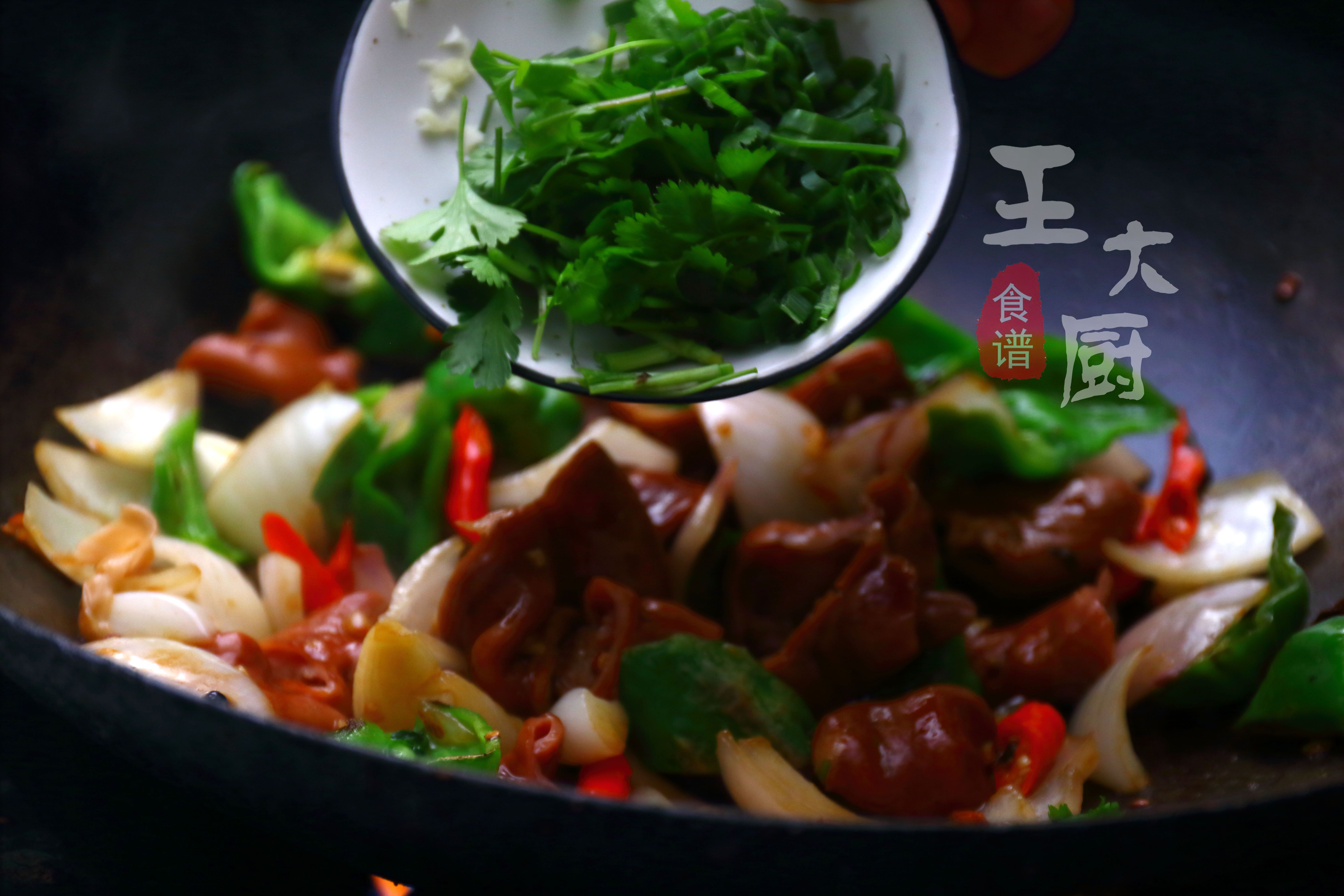 干锅肥肠的家常做法,香辣爽口,肥而不腻,超下饭,家人都爱吃