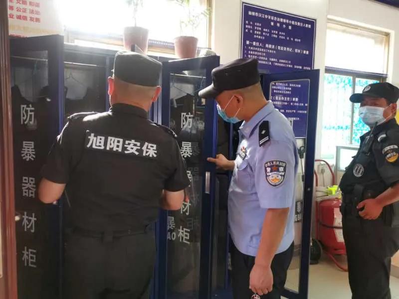 开学交警暖心护航,公安护航平安开学