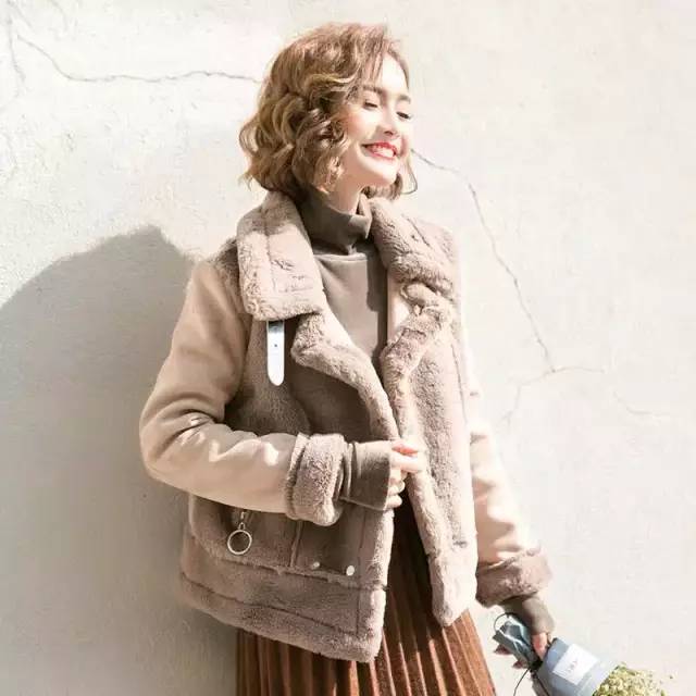 搭配哈伦裤的羽绒服推荐,白色灯芯绒哈伦裤搭羽绒服