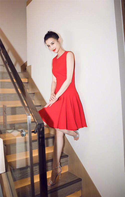 黄圣依紧身裙搭配图,黄圣依露脐装搭配图片