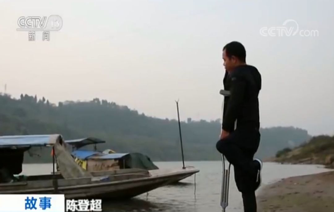 泪目瞬间快递小哥,单腿小哥冒雨送外卖