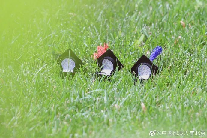 豪！这所高校为本科毕业生发水晶，硕士发蓝宝石，博士发钻石