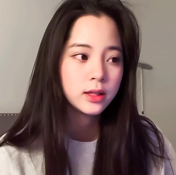 不敢信这是20岁的欧阳娜娜，为证明腿长，把牛仔裤穿成堆堆裤