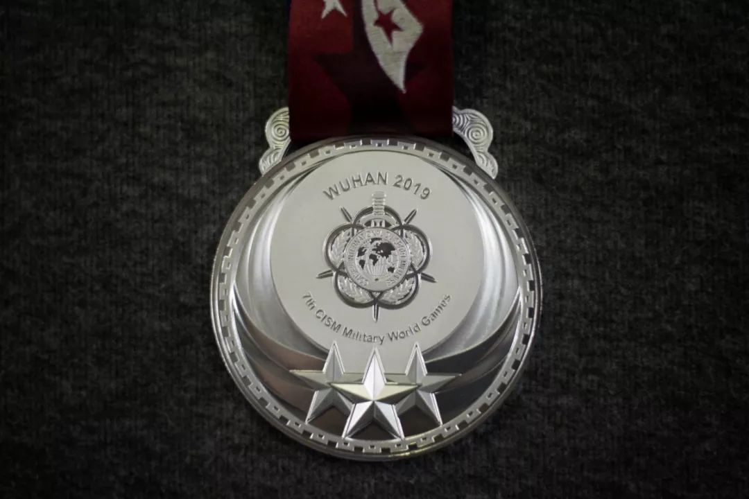 2019武汉军运会中国奖牌,武汉军运会颁奖礼服