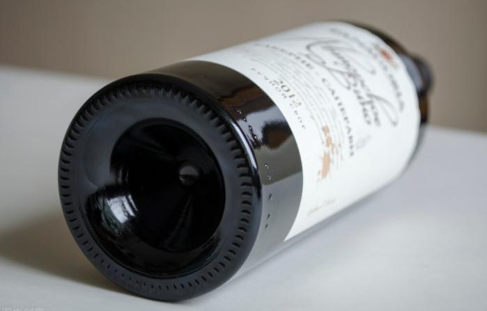 红酒底凹槽边是做什么的,红酒底座有个缺口是什么作用呢