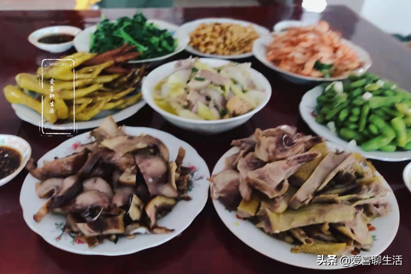 国庆第四天,苏州妈妈分享一家六口午餐,8个菜不到100块,真划算