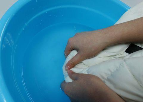 羽绒服只有领口和袖口脏了怎么洗,米色羽绒服领口发黄用什么洗视频