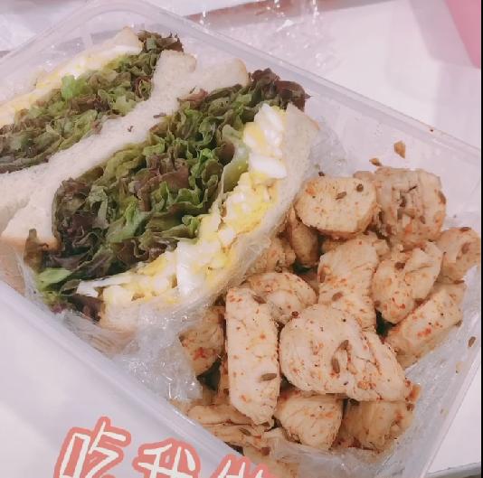 萌妹子小姐姐身材,萌妹的脸魁梧的身材