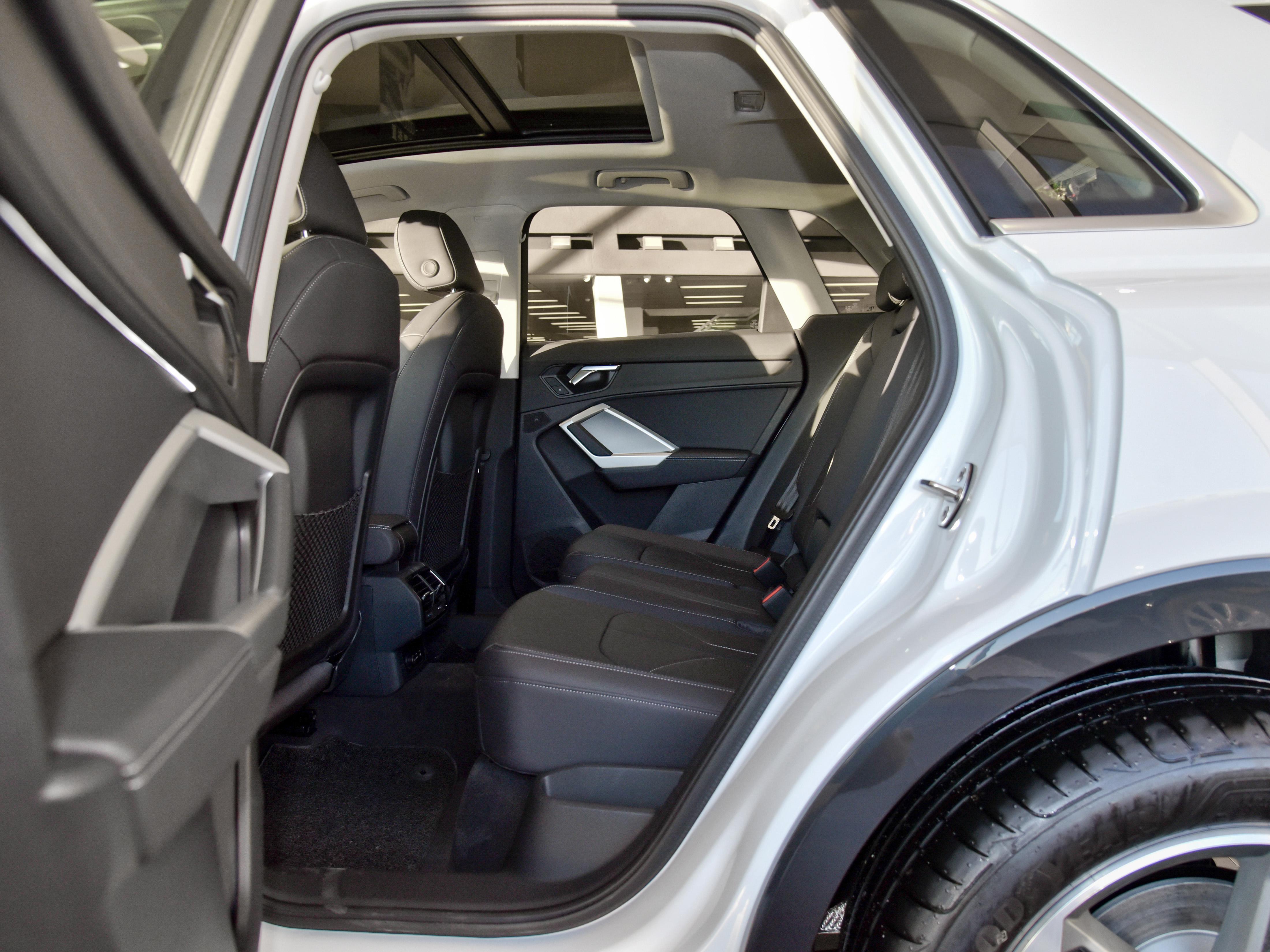 空间大油耗低高颜值15万内的suv,奥迪q3suv最新款