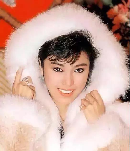 她是最俏黄蓉：被成龙狂追8年，遭劈腿不婚；恋爱26年、男友癌逝