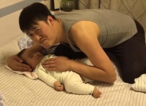 宝宝抱着睡觉如何正确放下,怎么调整宝宝总让人抱着睡的习惯