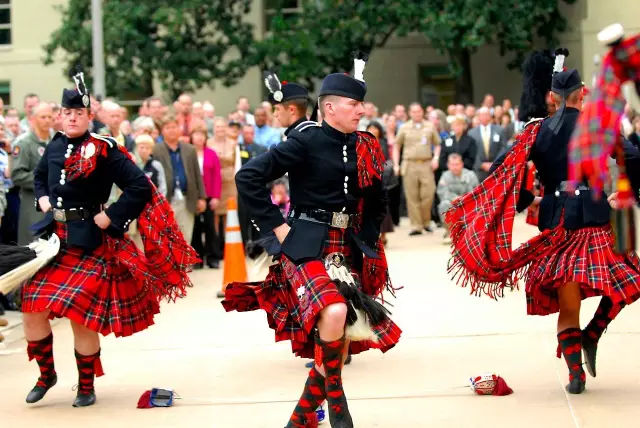 有个民族裙子里不穿*裤内**，是真的吗？
