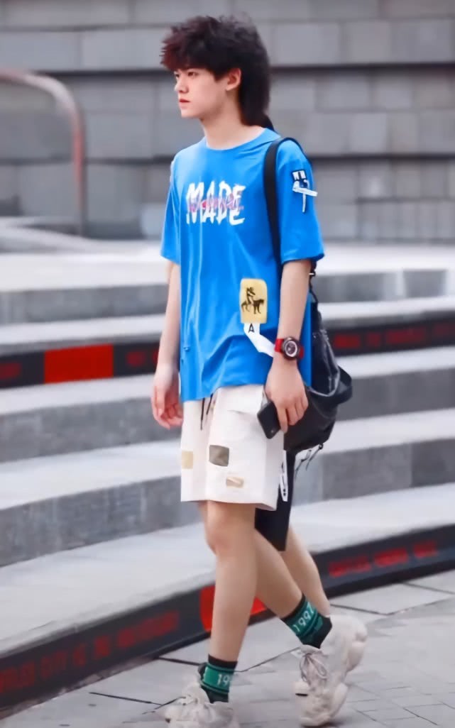 有一种配合叫“你的高帮,我的筒袜”,长度不够袜子来凑,腻甜