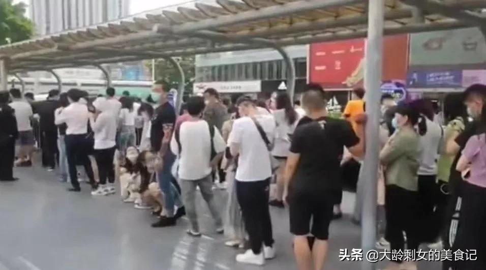 网红奶茶深圳开业,5万人排队,600元一杯,深圳交警都关注了