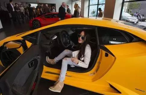 中国留学生富二代豪车,留学生回国买豪车