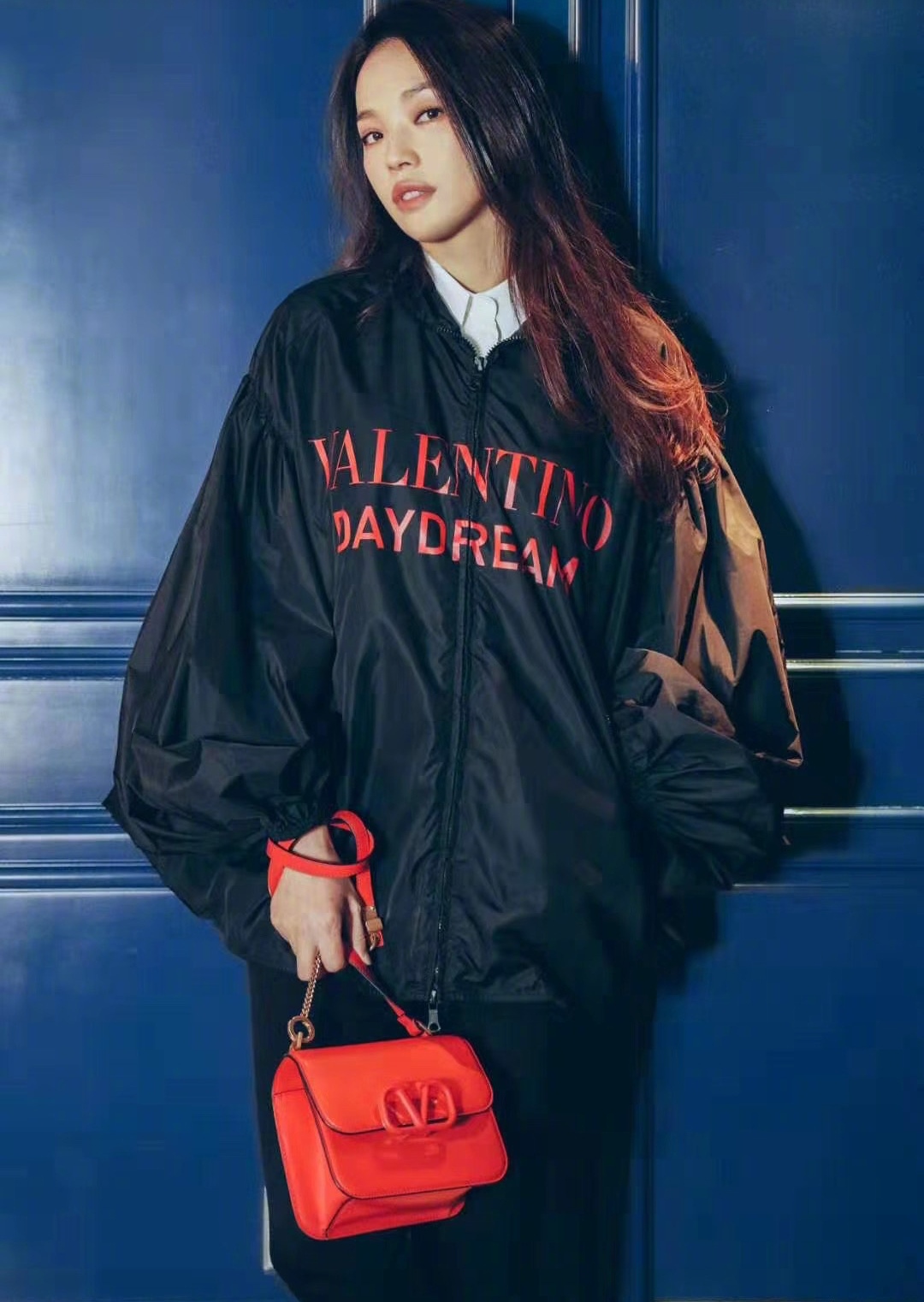 舒淇高级感穿搭,舒淇最新美照丝绒西装配红