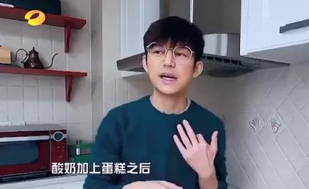 何炅做蛋糕上热搜却和何昊道歉在一起,网友集体看错调侃差点背锅