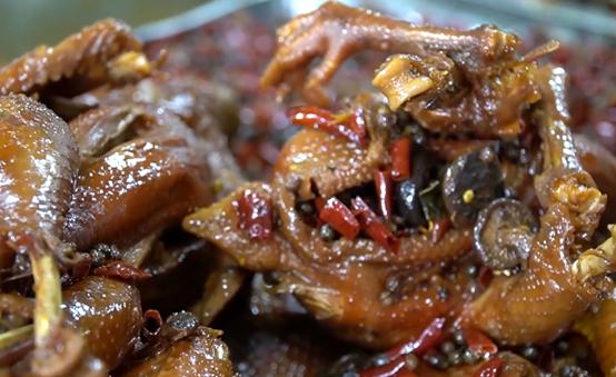 摆地摊卖手撕鸡一天卖5只,河南大爷路边卖鸡40年