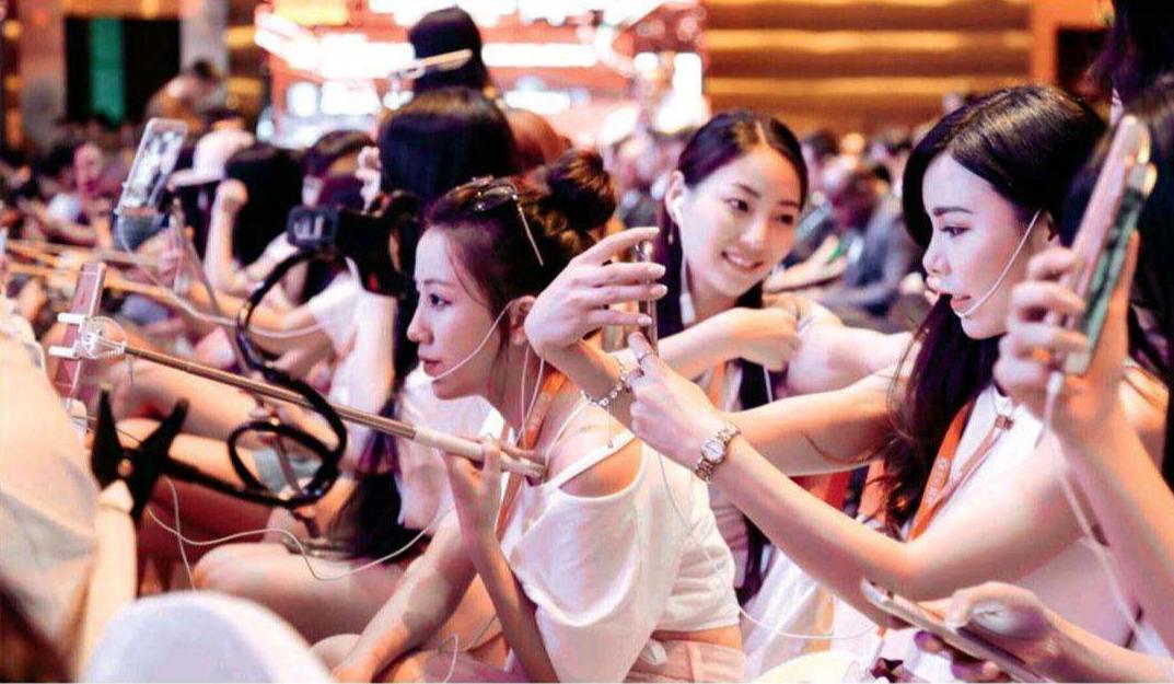 “人类高质量男性”求偶,油头粉面似“纸扎人”,网友:单身挺好