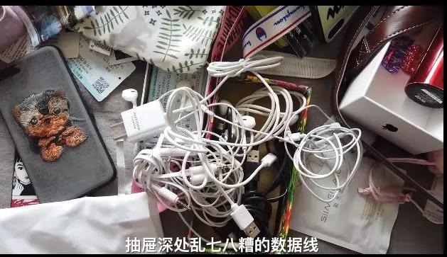 28岁郑爽卧室曝光引热议：“性冷淡”的人生，真的很爽