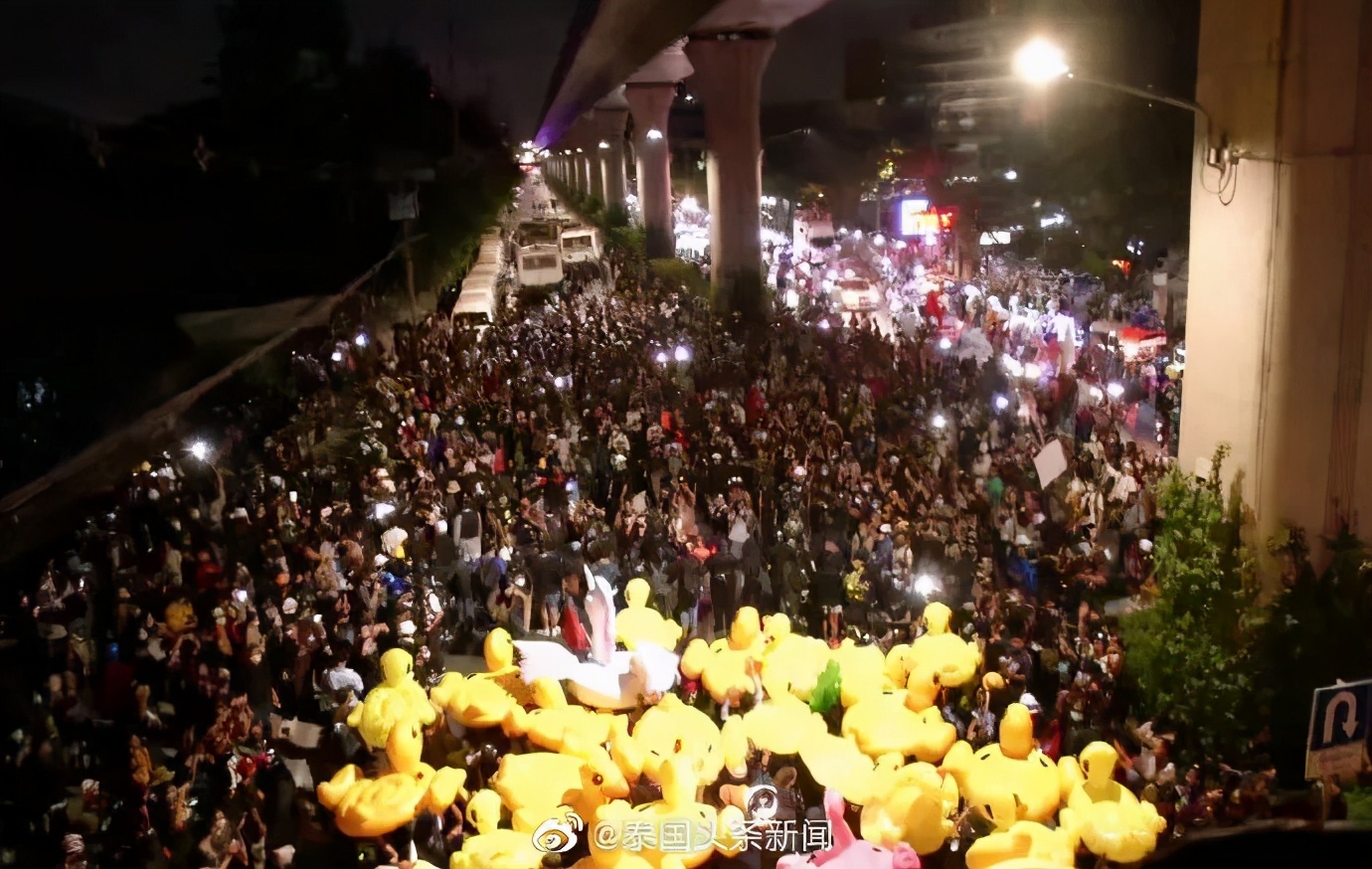 泰国皇家卫队也成为*会集**者的*威示**目标了