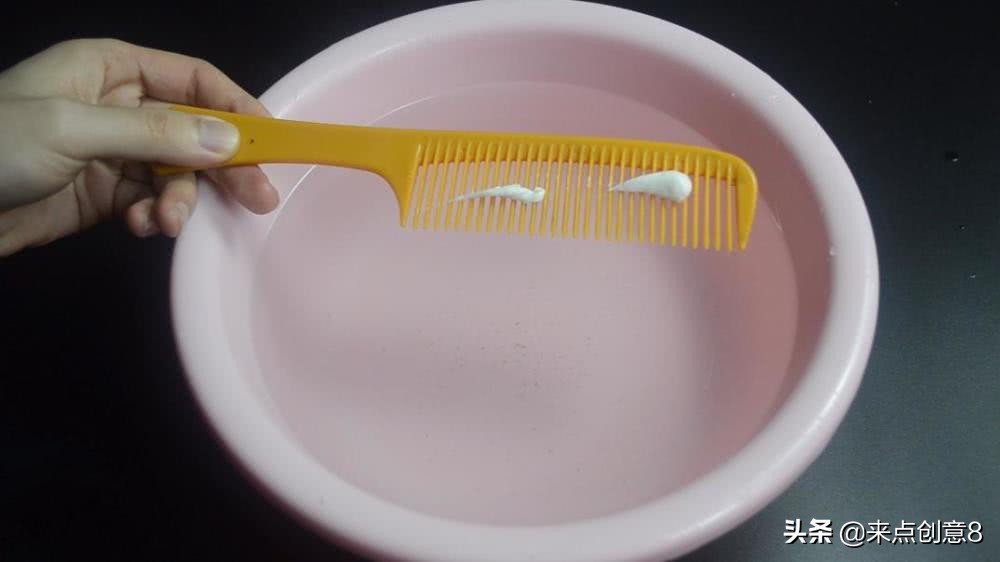 梳子上挤牙膏有什么用途,牙膏在梳子上的作用与功效