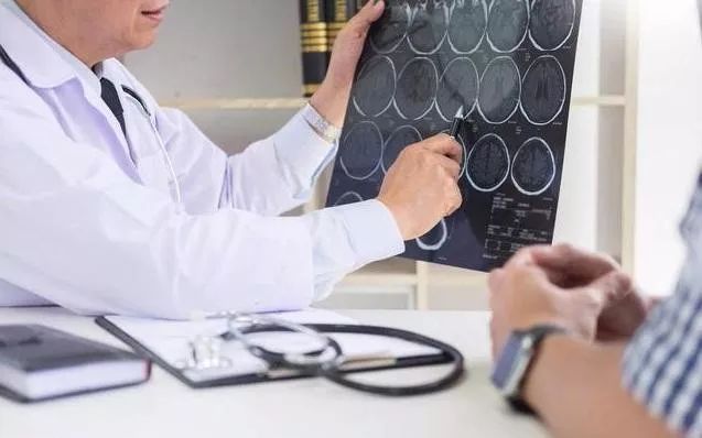 6旬院长捞钱给二婚娇妻被起诉:女人就该风风光光