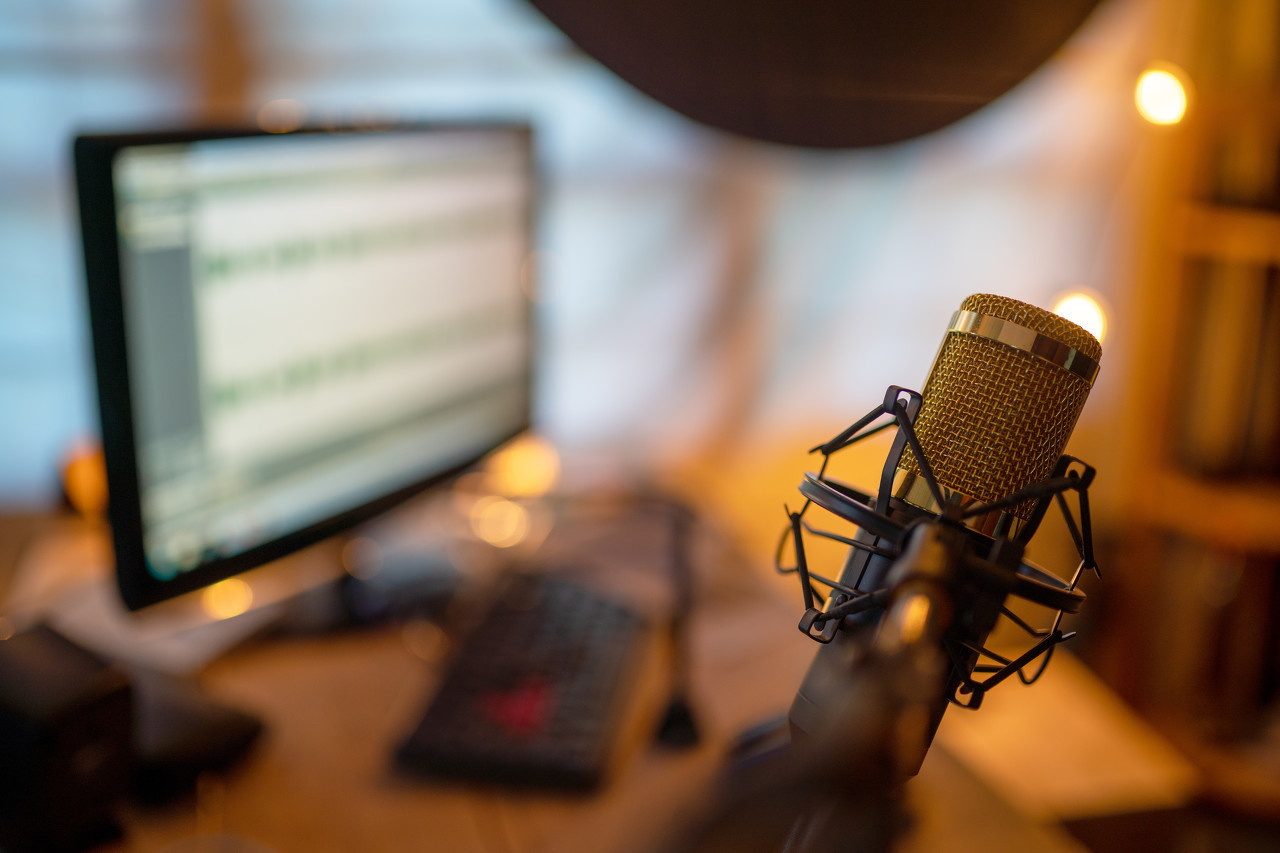 你懂麦克风后的孤单吗?凌晨1点试音,杭州女主播被罚200深蹲