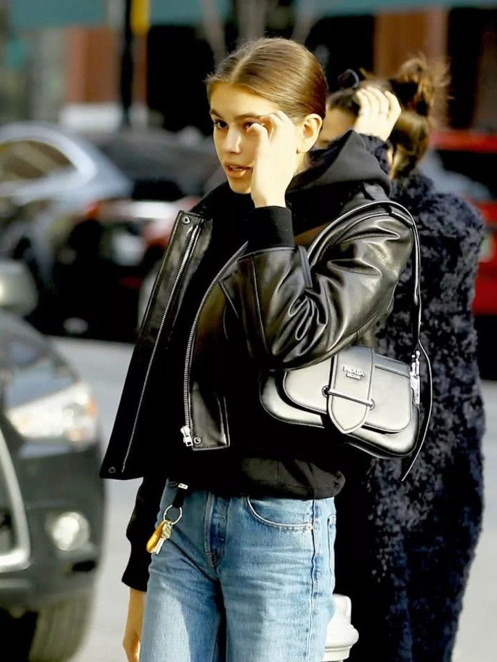 法棍包怎么搭配时尚,春夏百搭质感时尚法棍包