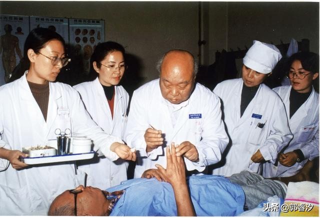 针尖上的巅峰人物：针灸给了他锦绣人生，也给了他全部的世界！