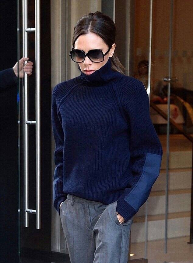 贝嫂终于换平底鞋，穿九分裤踩小白鞋，不信你有163cm