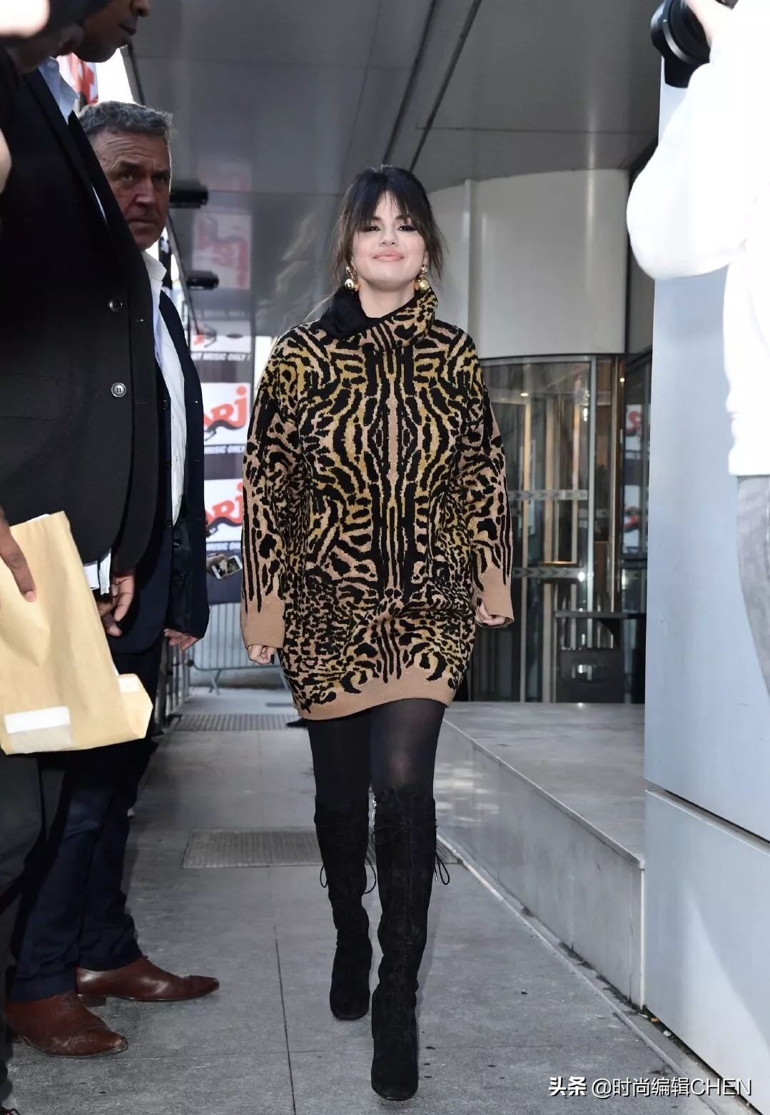 赛琳娜一天内增减10斤？一袭长袍体态瘦成超模，穿针织裙胖成富婆