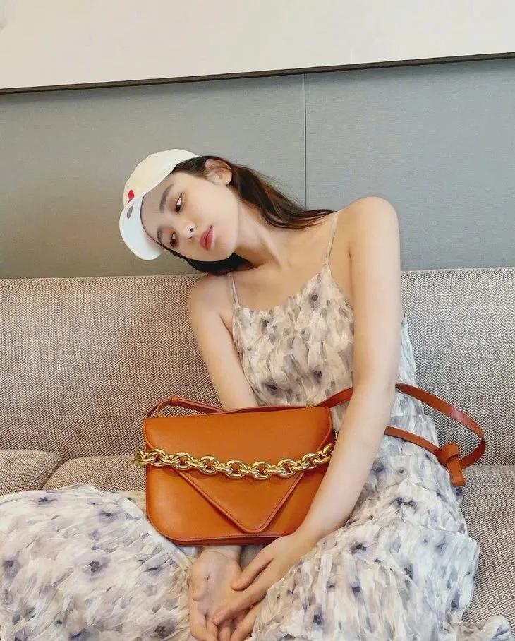 三里屯偶遇大幂幂,杨幂和闺蜜在三里屯逛街遭搭讪