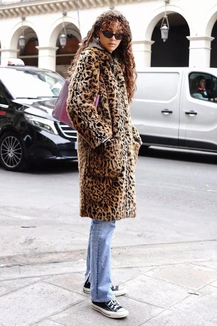 同事穿了一件新的大衣,皮草怎么穿不胖中长款