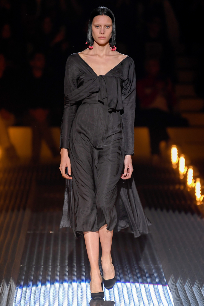 巴黎时装周2023春夏prada,2019prada秋冬米兰时装秀