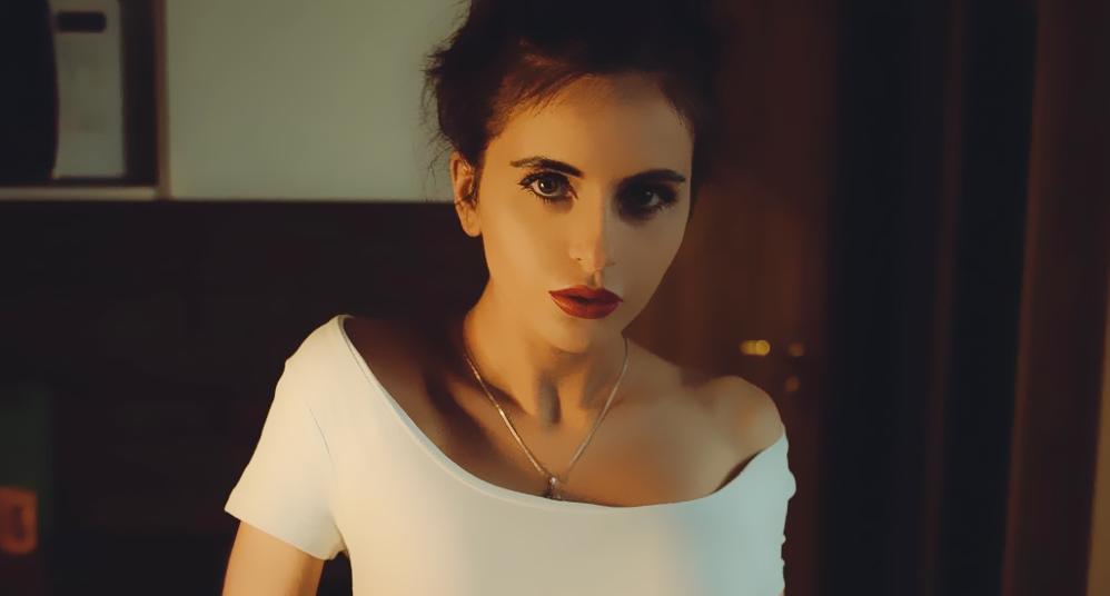 俄罗斯性感女王温柔和坚毅的融合，休闲+简约+高贵的多种穿搭风