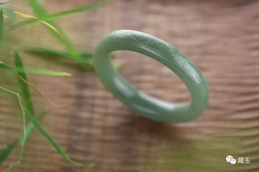 金手镯跟和田玉手镯可以一起戴吗,和田玉晴水手镯和冰晴手镯哪个好