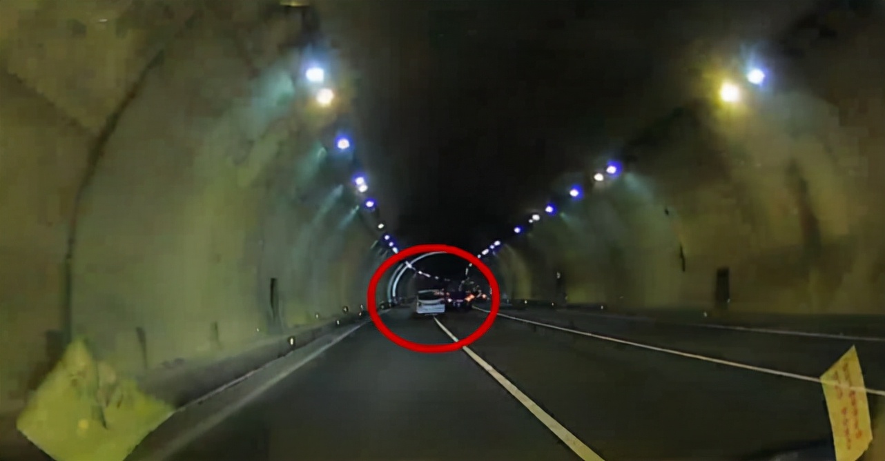 隧道里遇到龟速车,高速隧道遇到龟速行驶怎么处理