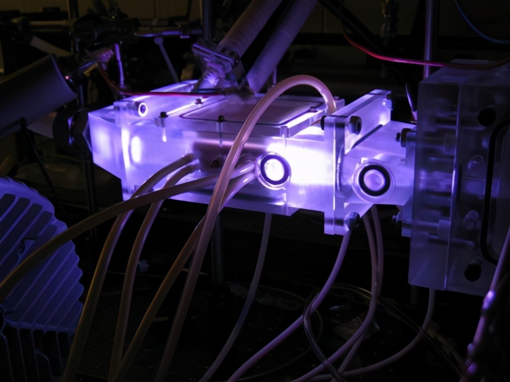 氢氟酸成燃料，六代机上激光炮并不是不可能，了解一下化学激光器